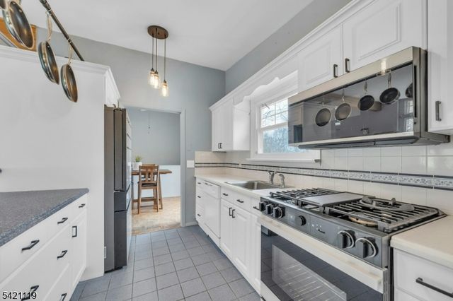 27 Bear Mountain Rd, Ringwood Boro, NJ 07456