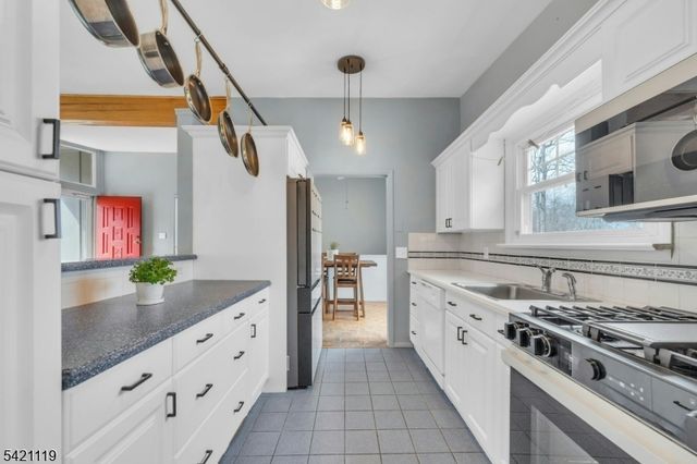 27 Bear Mountain Rd, Ringwood Boro, NJ 07456