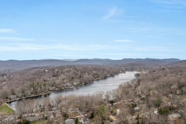 27 Bear Mountain Rd, Ringwood Boro, NJ 07456