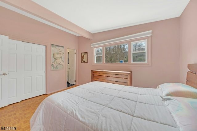 27 Bear Mountain Rd, Ringwood Boro, NJ 07456