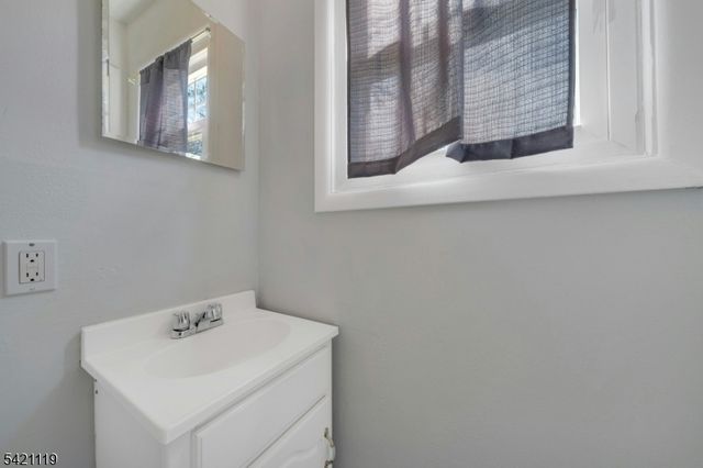 27 Bear Mountain Rd, Ringwood Boro, NJ 07456