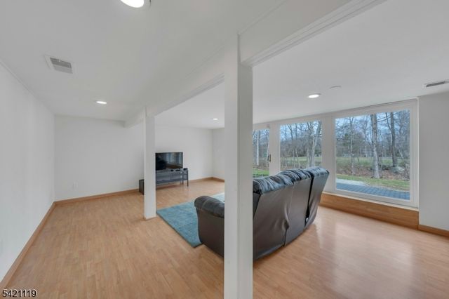 27 Bear Mountain Rd, Ringwood Boro, NJ 07456