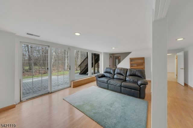 27 Bear Mountain Rd, Ringwood Boro, NJ 07456