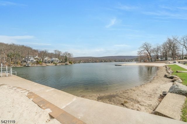 27 Bear Mountain Rd, Ringwood Boro, NJ 07456