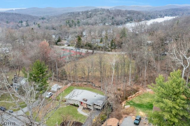 27 Bear Mountain Rd, Ringwood Boro, NJ 07456