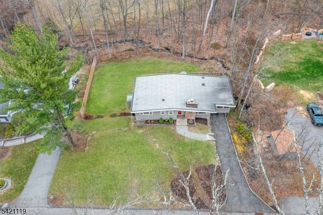 27 Bear Mountain Rd, Ringwood Boro, NJ 07456