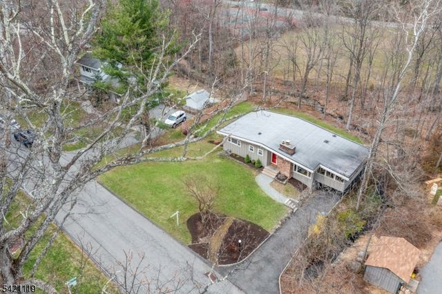 27 Bear Mountain Rd, Ringwood Boro, NJ 07456