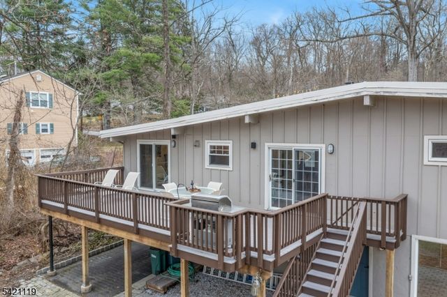 27 Bear Mountain Rd, Ringwood Boro, NJ 07456