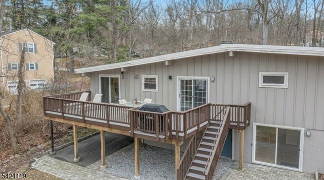 27 Bear Mountain Rd, Ringwood Boro, NJ 07456