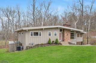 27 Bear Mountain Rd, Ringwood Boro, NJ 07456