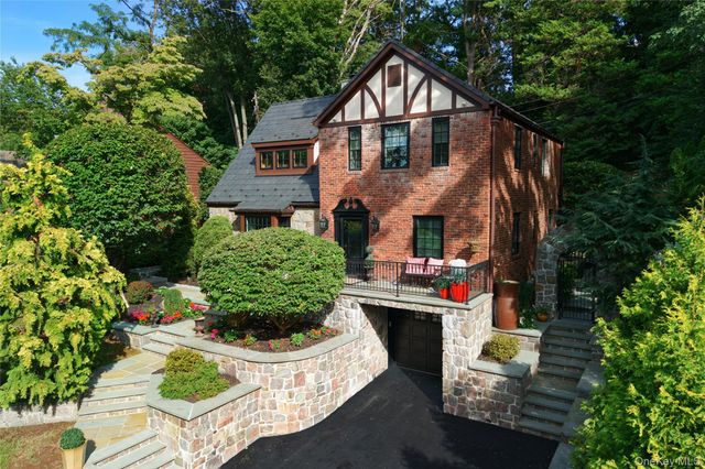17 Sinclair Martin Drive, Roslyn, NY 11576