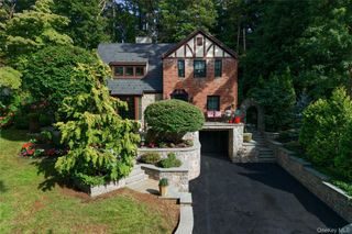 17 Sinclair Martin Drive, Roslyn, NY 11576