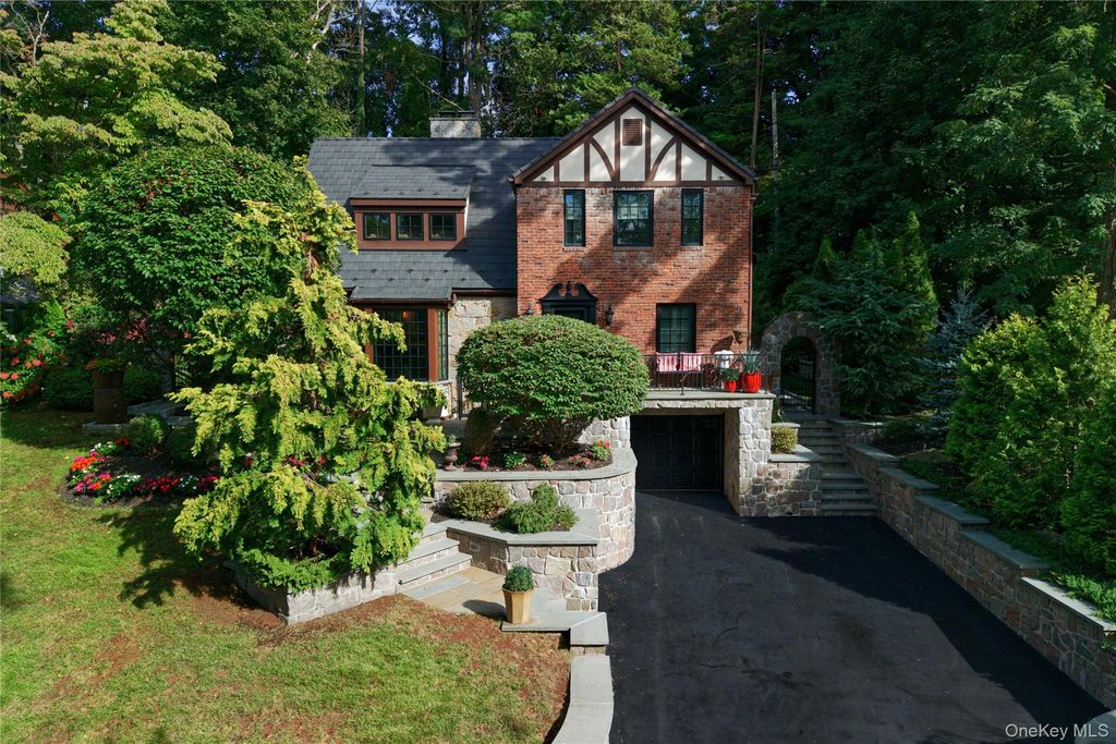 17 Sinclair Martin Drive, Roslyn, NY 11576 — exterior