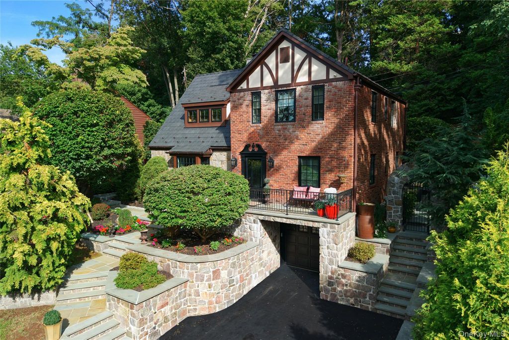 17 Sinclair Martin Drive, Roslyn, NY 11576 — photo 2