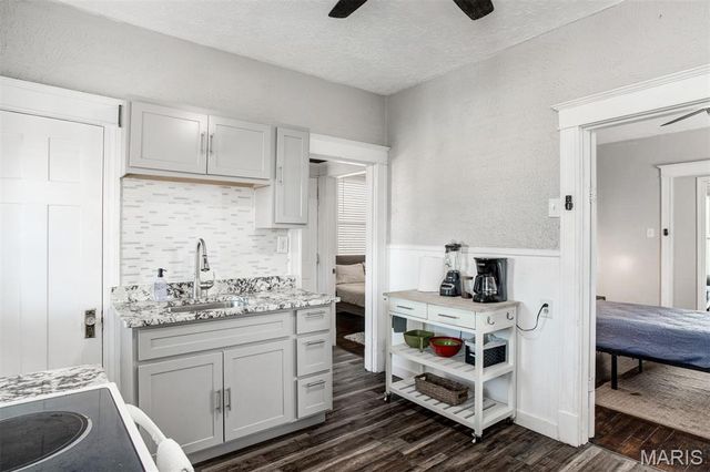 3231 Gravois Avenue, St Louis, MO 63118