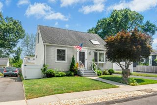 18 Eastern Parkway, Milford, CT 06460