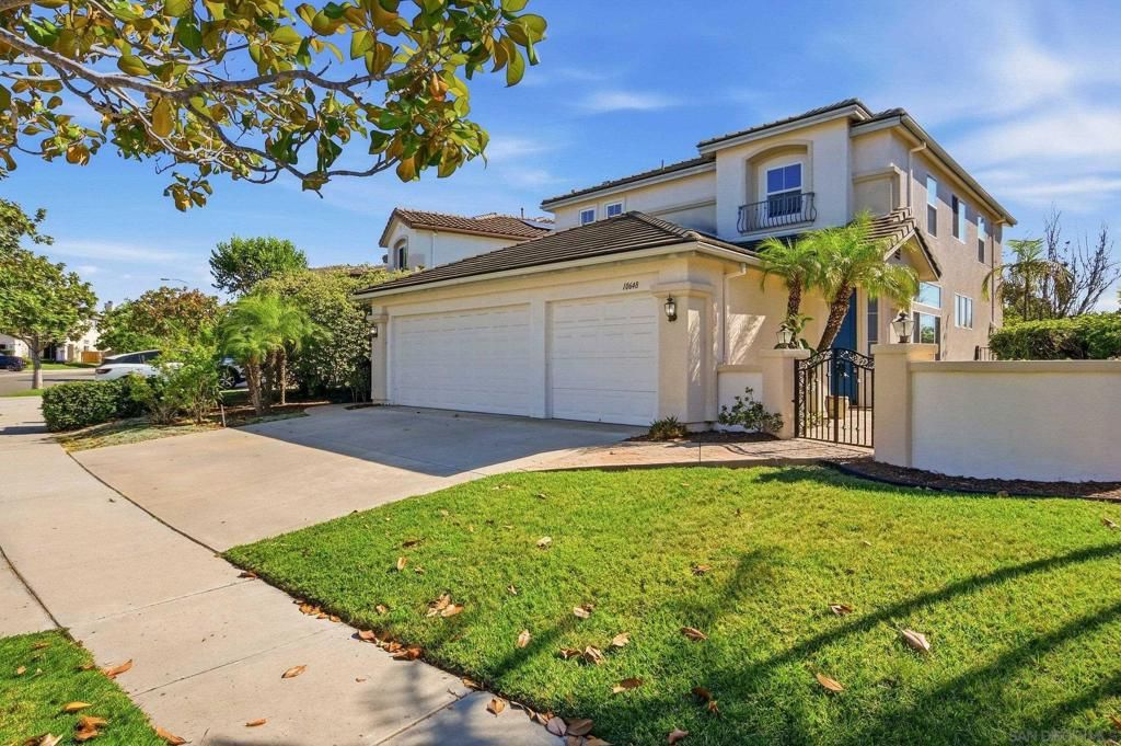 Image 11 of property listing at 10648 Briarlake Woods Dr, San Diego, CA 92130