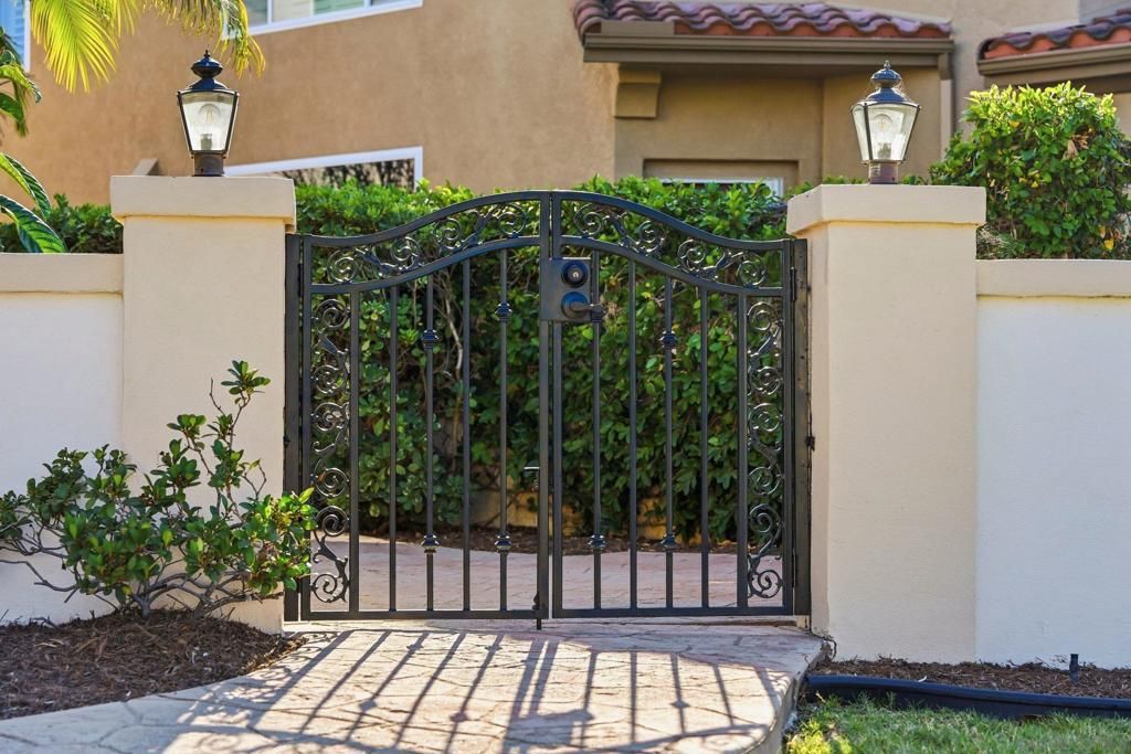 Image 12 of property listing at 10648 Briarlake Woods Dr, San Diego, CA 92130