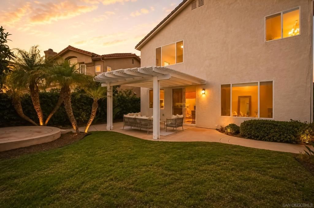 Image 8 of property listing at 10648 Briarlake Woods Dr, San Diego, CA 92130