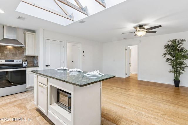 909 16TH Street N, Jacksonville Beach, FL 32250