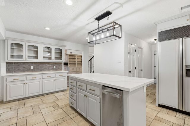 5 Thornhedge Court, The Woodlands, TX 77381