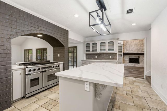 5 Thornhedge Court, The Woodlands, TX 77381