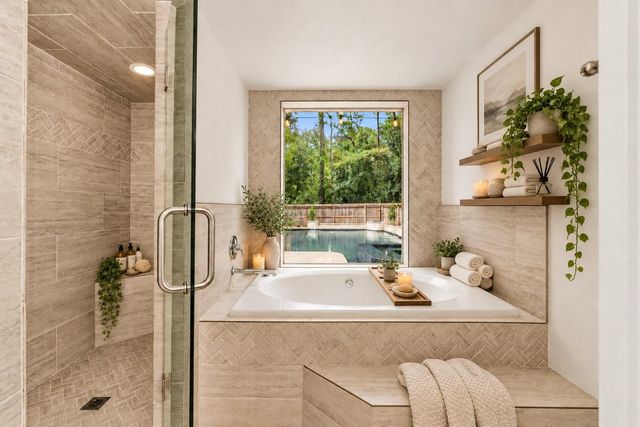 5 Thornhedge Court, The Woodlands, TX 77381