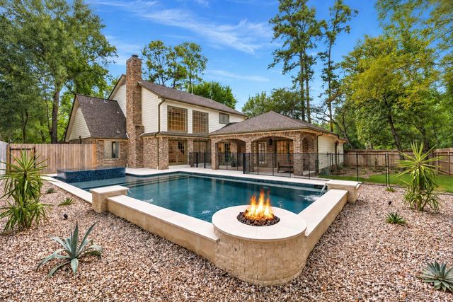 5 Thornhedge Court, The Woodlands, TX 77381