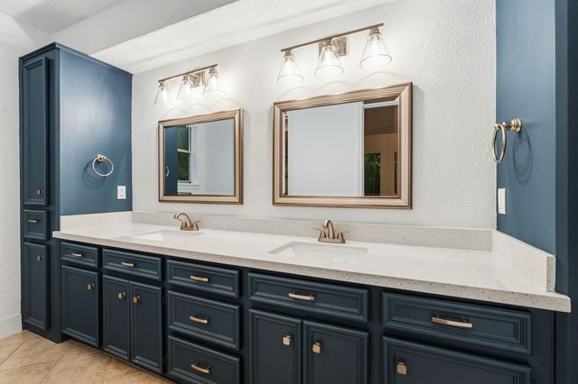 5 Thornhedge Court, The Woodlands, TX 77381