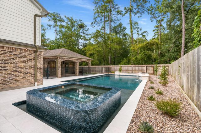 5 Thornhedge Court, The Woodlands, TX 77381