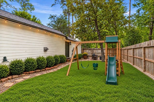 5 Thornhedge Court, The Woodlands, TX 77381
