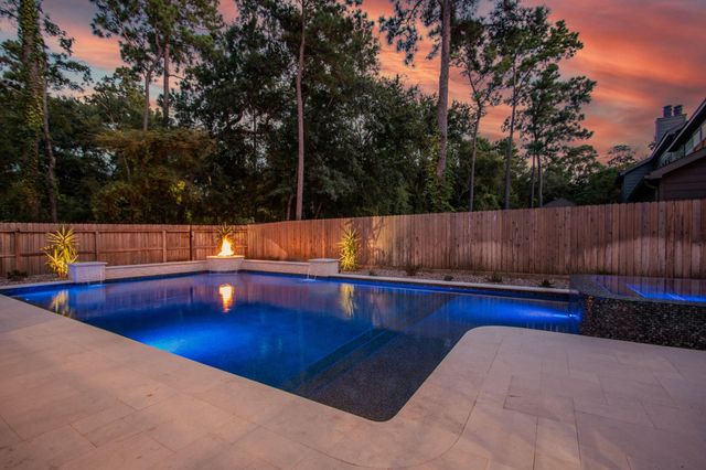 5 Thornhedge Court, The Woodlands, TX 77381