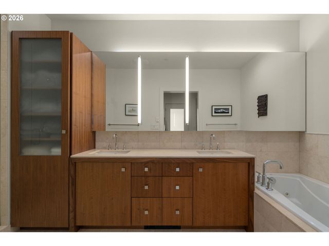 1001 Nw LOVEJOY St 1501, Portland, OR 97209