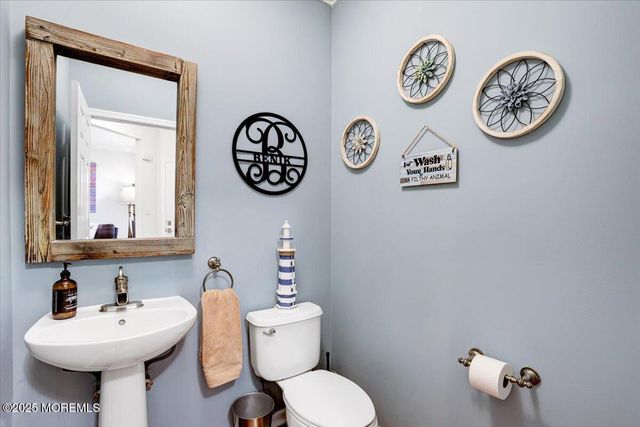 102 Whitlock Court, Manalapan, NJ 07726