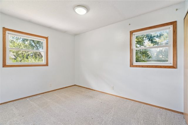 3226 Bramble Rd SW, Cedar Rapids, IA 52404