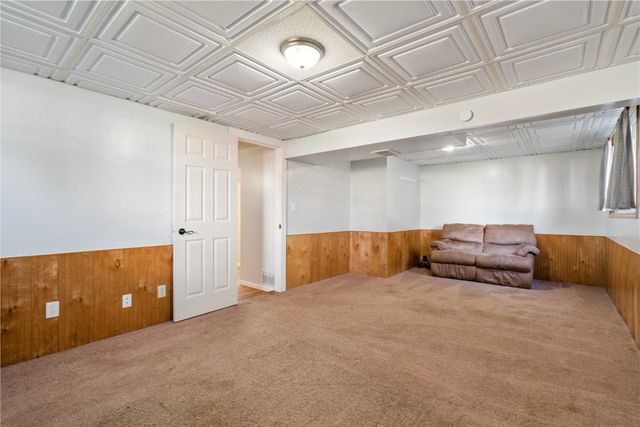 3226 Bramble Rd SW, Cedar Rapids, IA 52404