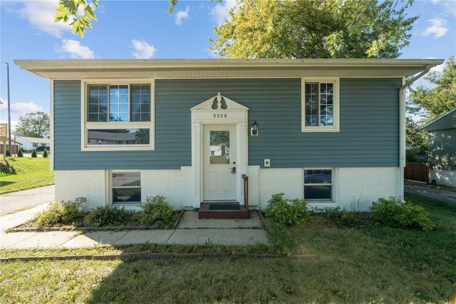 3226 Bramble Rd SW, Cedar Rapids, IA 52404