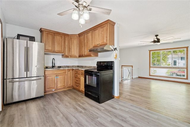 3226 Bramble Rd SW, Cedar Rapids, IA 52404