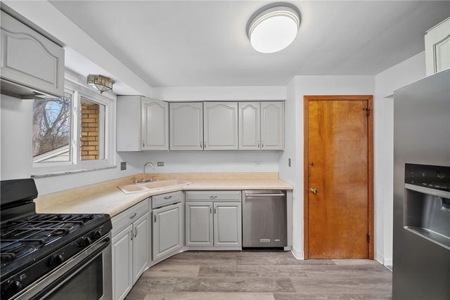 1041 Ardmore Manor Dr, Braddock Hills, PA 15221