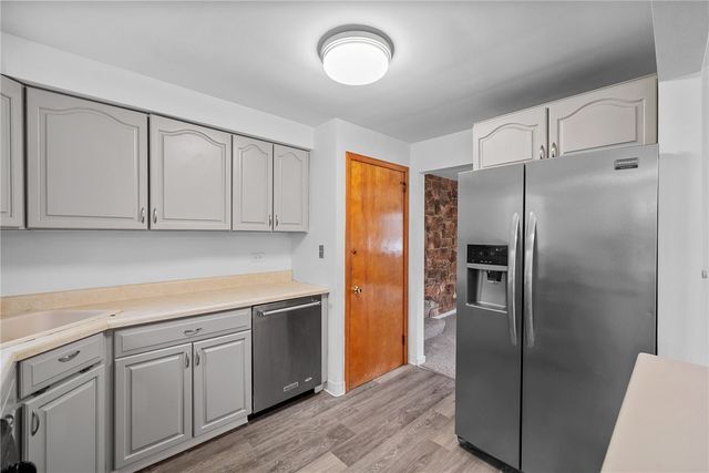 1041 Ardmore Manor Dr, Braddock Hills, PA 15221