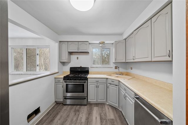 1041 Ardmore Manor Dr, Braddock Hills, PA 15221