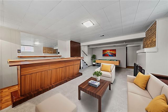 1041 Ardmore Manor Dr, Braddock Hills, PA 15221