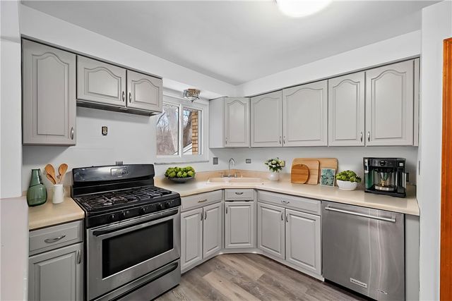 1041 Ardmore Manor Dr, Braddock Hills, PA 15221