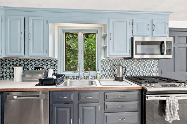 15 Putnam Road, Chelmsford, MA 01863