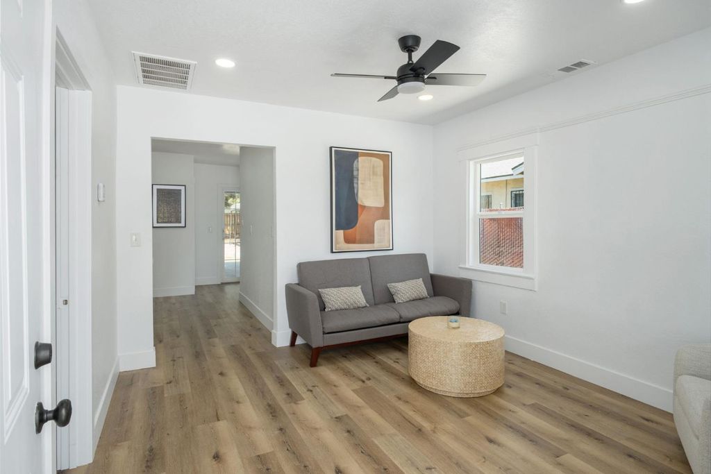 Image 5 of property listing at 3141 E Butler Avenue, Fresno, CA 93702