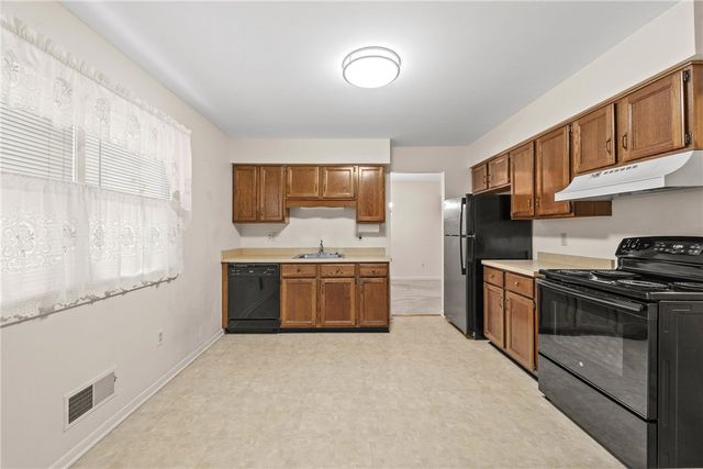 211 Pebbleview Drive, Greece, NY 14612