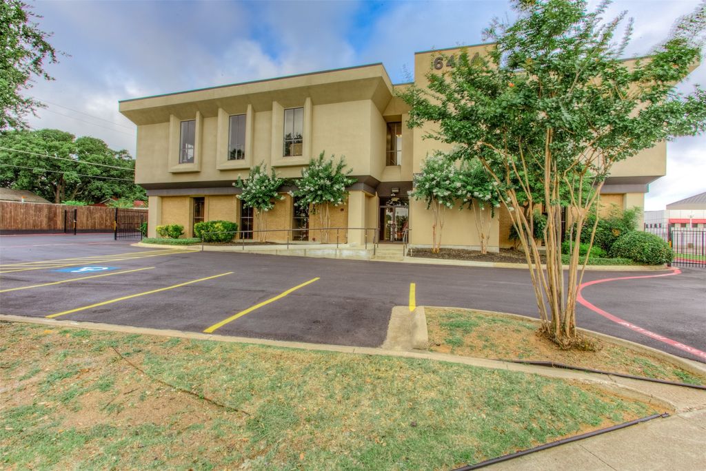 6464 Brentwood Stair Road, Fort Worth, TX 76112