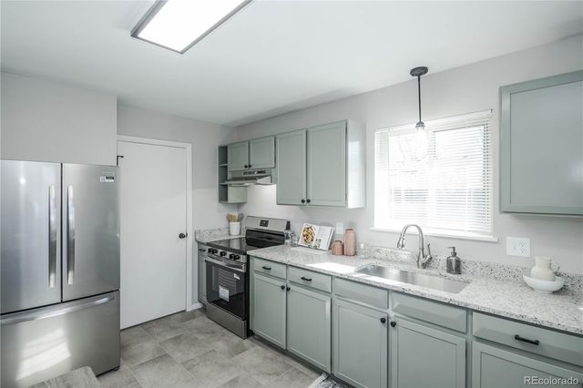 842 S Worchester Street, Aurora, CO 80012