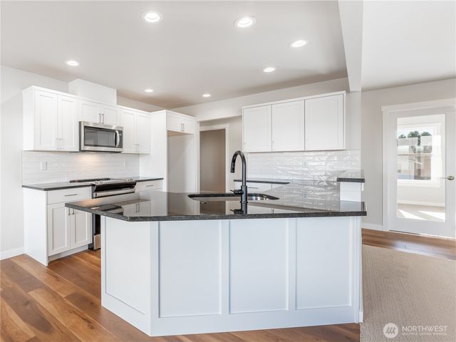 861 N Newport Loop, East Wenatchee, WA 98802