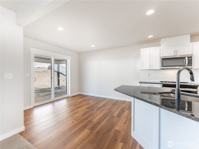 861 N Newport Loop, East Wenatchee, WA 98802